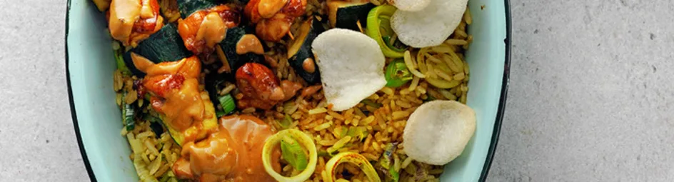 Nasi van zilvervliesrijst met prei en saté