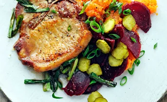 Varkenskarbonade, bietensalade en zoete aardappelpuree