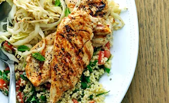 Knapperige witte kool met tabouleh