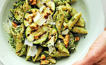 Pasta met boerenkoolpesto en gegrilde courgette