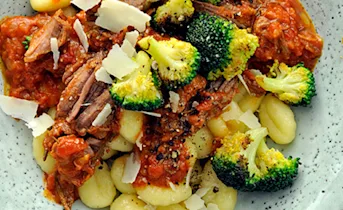 Draadjesvlees met gnocchi en broccoli
