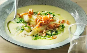 Aardappel-aspergesoep met bieslookpesto