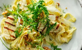 Aspergepasta met gegrilde halloumi