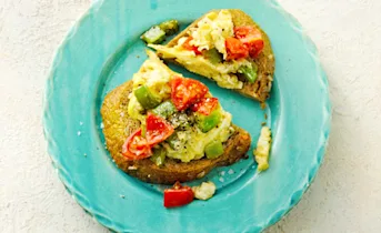 Roerei met groene paprika en tomaat