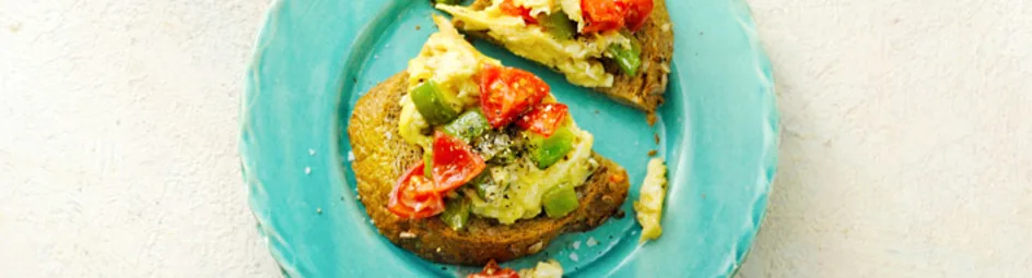 Roerei met groene paprika en tomaat