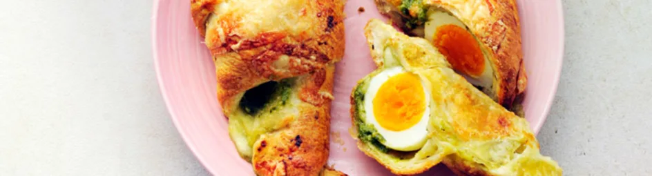 Croissant met ei, pesto en mozzarella