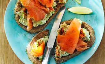 Brood met avocadocrème en gerookte zalm