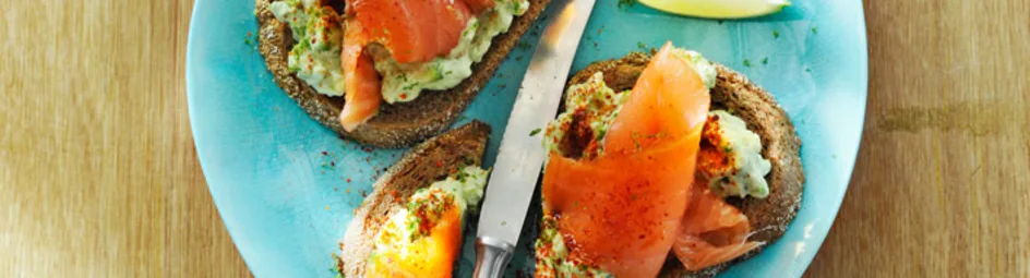 Brood met avocadocrème en gerookte zalm