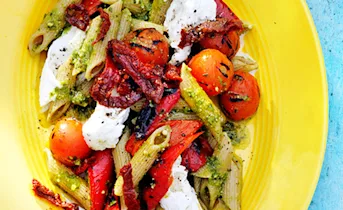 Pasta met paprika, pesto en mozzarella