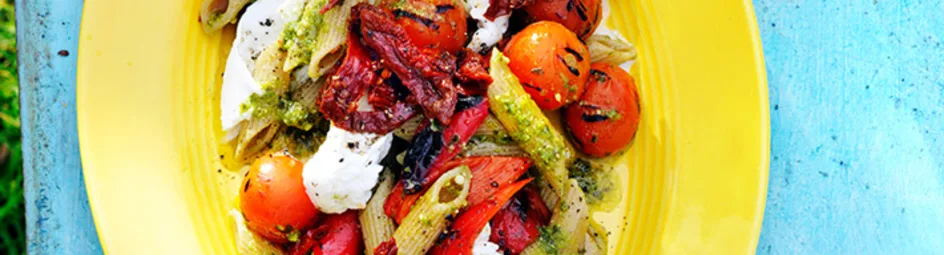 Pasta met paprika, pesto en mozzarella