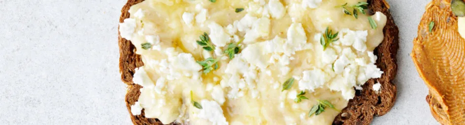 Boterham met feta en honing