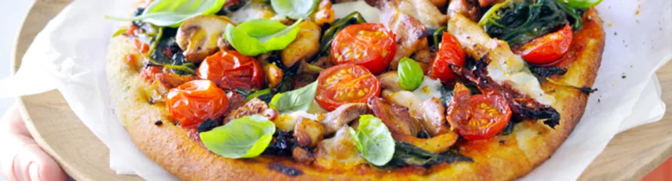 Pizza met kip, verse spinazie en verse cherrytomaten
