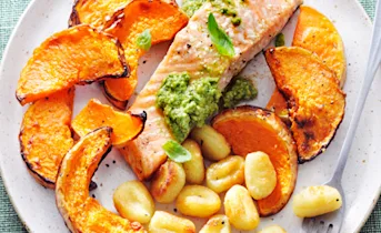 Pestozalm met pompoenparten