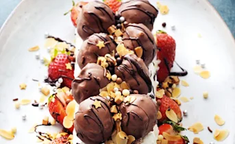 IJststam met soesjes en slagroom