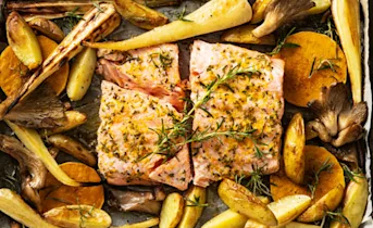 Zalm met geroosterde groenten uit de oven