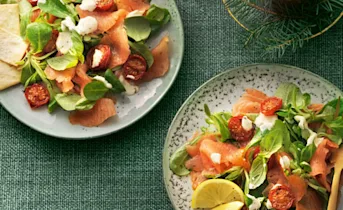 Salade met gerookte zalm en mierikswortelsaus