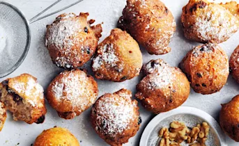 Oliebollen met cranberry's en walnoot