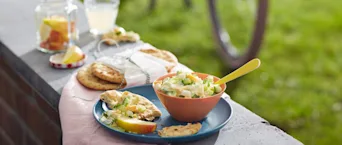 Komkommer-eiersalade met naanbrood