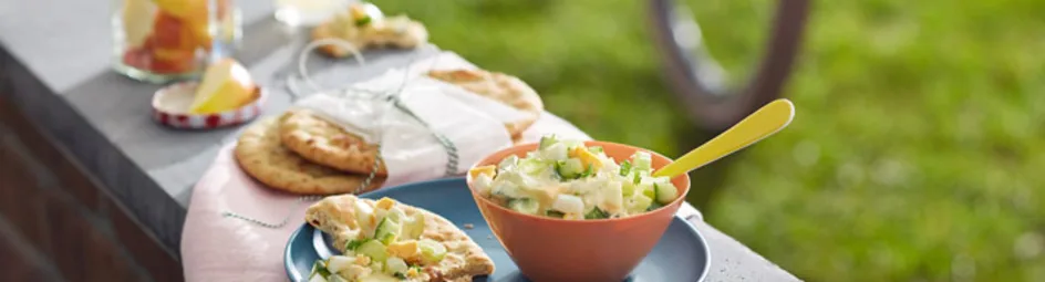 Komkommer-eiersalade met naanbrood