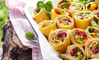 Wortelwraps met gerookte kip en veldsla