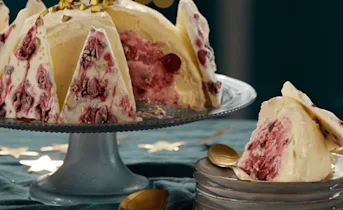 Vanille-kersenbombe met pistache en chocolade