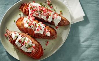 Hasselback van zoete aardappel en granaatappel