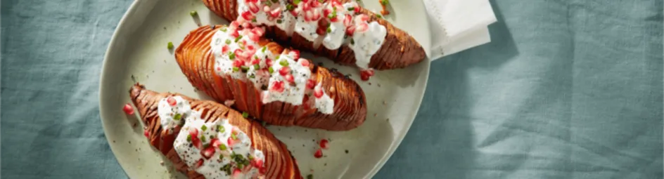 Hasselback van zoete aardappel en granaatappel