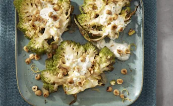 Romanesco-steak met tahin, hazelnoot en tzatziki