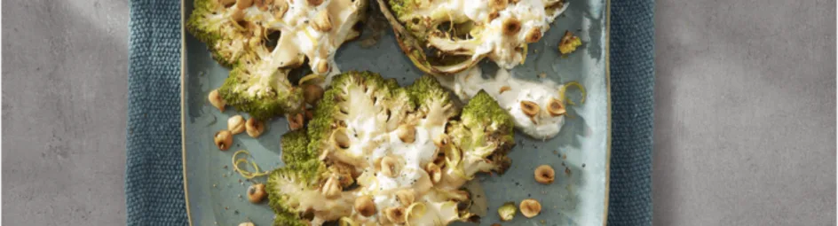 Romanesco-steak met tahin, hazelnoot en tzatziki