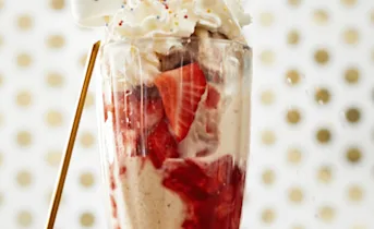 Sorbet van bananenijs met aardbeien