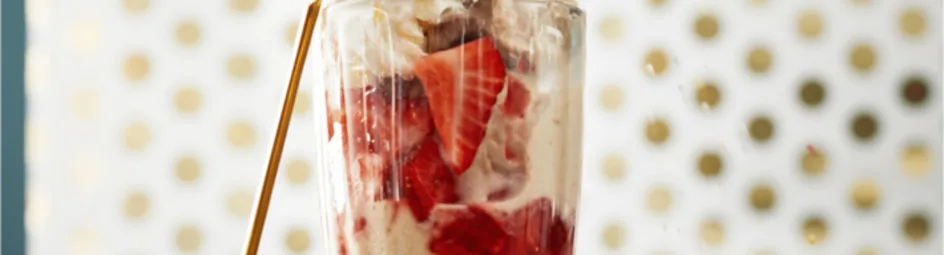 Sorbet van bananenijs met aardbeien