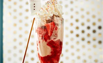 Sorbet van bananenijs met aardbeien