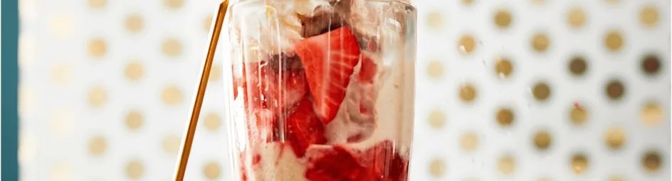 Sorbet van bananenijs met aardbeien