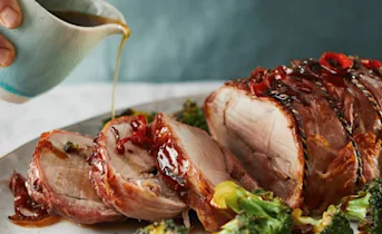 Varkensrollade met five spice, spek en broccoli