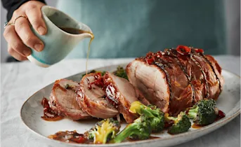 Varkensrollade met five spice, spek en broccoli