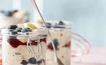 Overnight oats met banaan en blauwe bessen