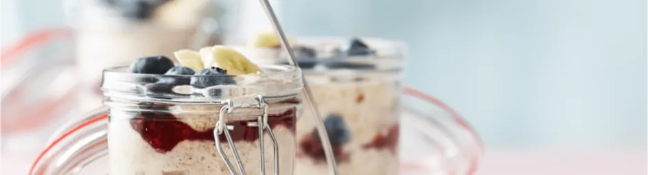 Overnight oats met banaan en blauwe bessen