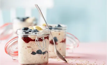 Overnight oats met banaan en blauwe bessen