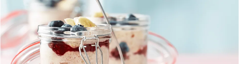 Overnight oats met banaan en blauwe bessen