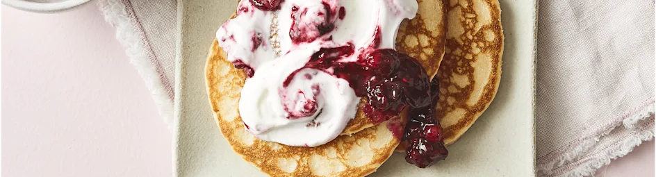 American pancakes met rode vruchtensaus en yoghurt