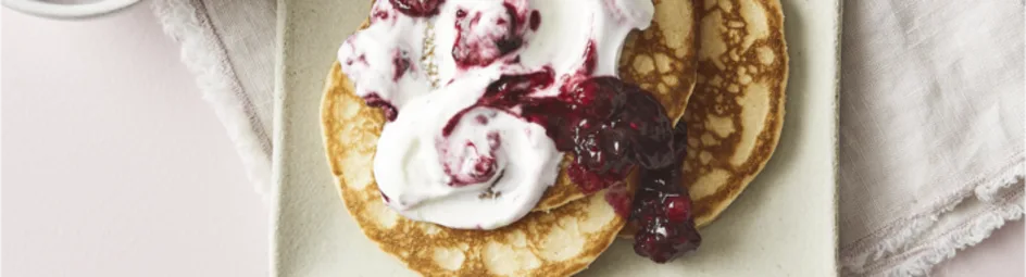 American pancakes met rode vruchtensaus en yoghurt