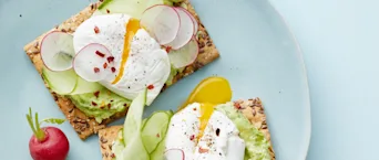 Cracker met avospread en een gepocheerd ei