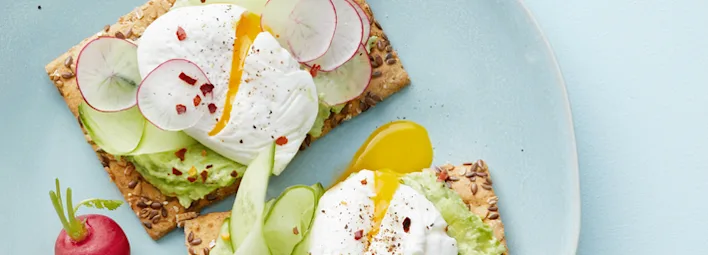 Cracker met avospread en een gepocheerd ei