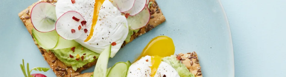 Cracker met avospread en een gepocheerd ei