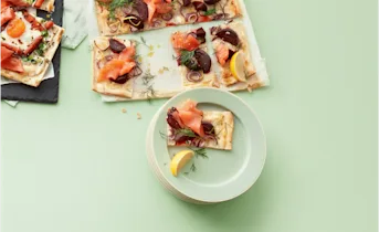 Flammkuchen met zalm, bietjes en dille