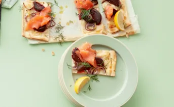 Flammkuchen met zalm, bietjes en dille