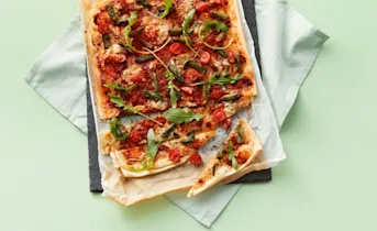 Flammkuchen met gegrilde asperges en gorgonzola