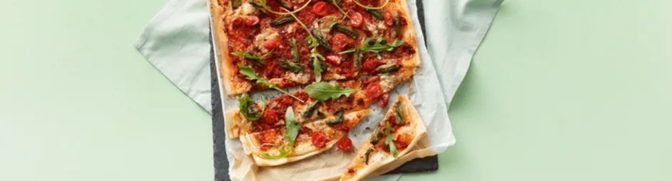 Flammkuchen met gegrilde asperges en gorgonzola