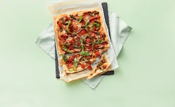 Flammkuchen met gegrilde asperges en gorgonzola