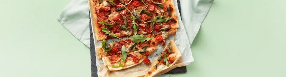 Flammkuchen met gegrilde asperges en gorgonzola